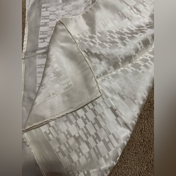 Hermès AUTHENTIC Vintage White H Classic Logo Petit Carré Small Scarf 100% Silk - Picture 6 of 16